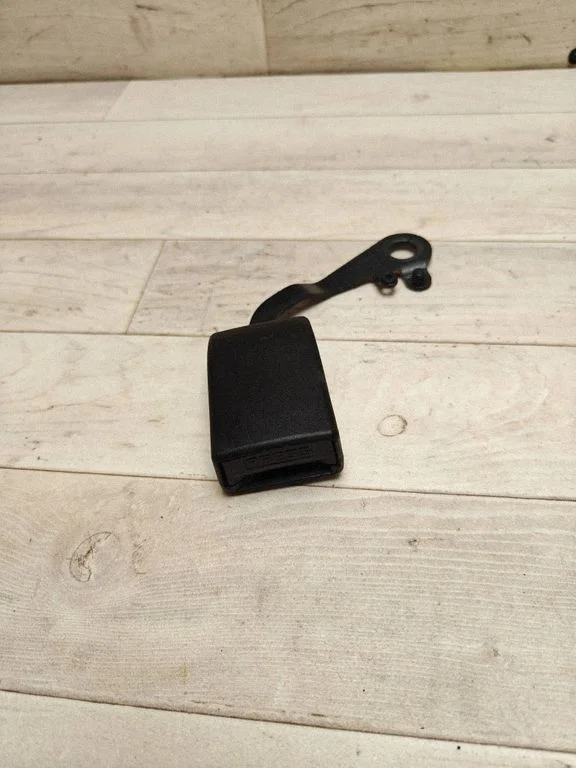 Middle seatbelt buckle (rear) – Citroen C4 I (2004-2010)
