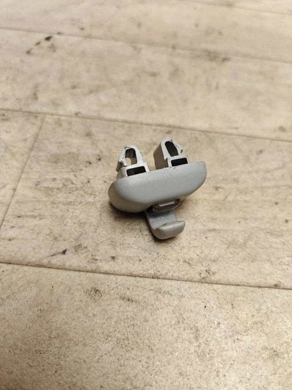 Sun visor clip/hook/bracket – Audi A6 Allroad C5 (1999-2005)