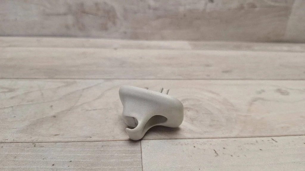 Sun visor clip/hook/bracket DS73F041K16
