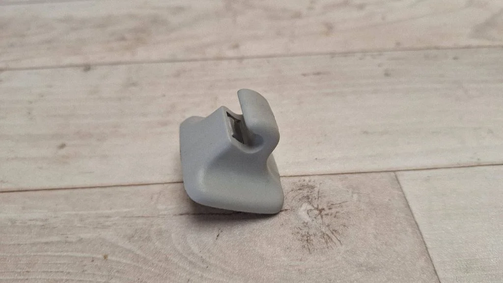 Päikesesirmi kinnitusklamber 1K0857561B