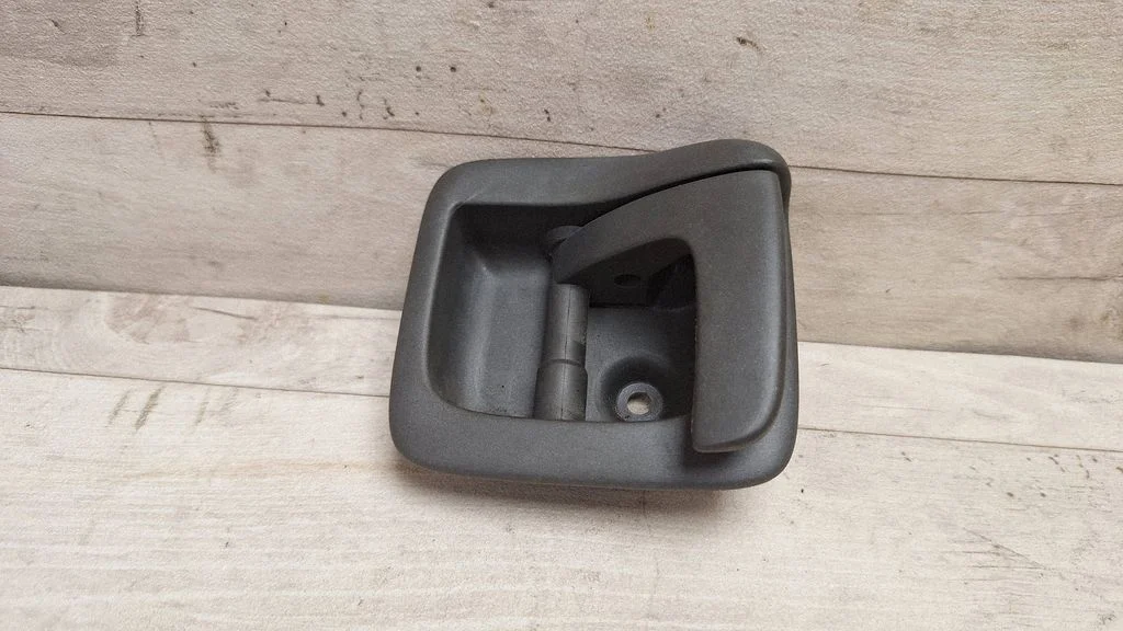 Engine bonnet (hood) release handle – Volvo XC90 (2003-2006)