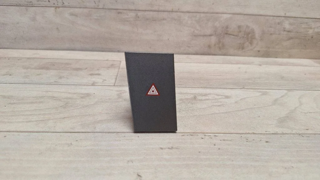 Hazard light switch 13138255