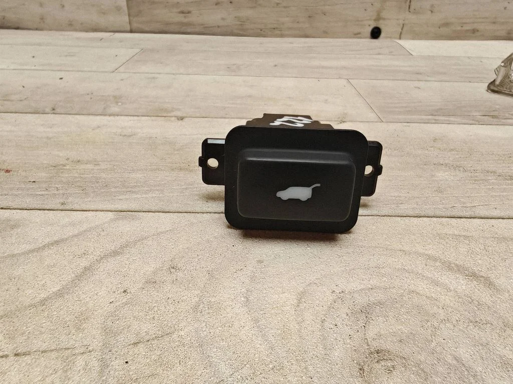 Tailgate/boot open switch button M26983