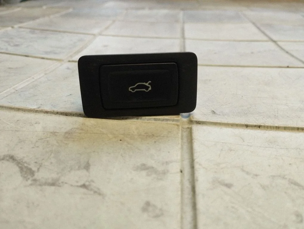 Tailgate/boot open switch button 4G0959831A