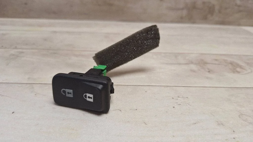 Central locking switch button – Volvo V50 (2004-2007)