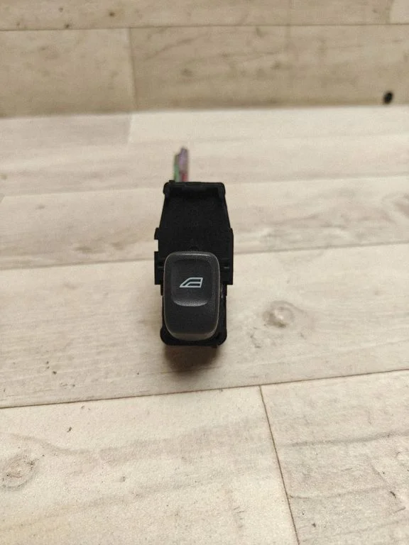 Electric window control switch 9472275