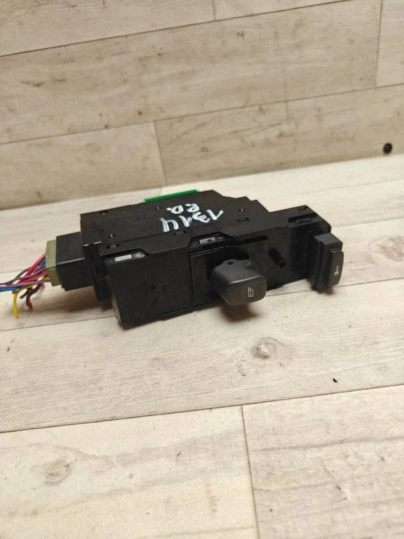 Electric window control switch 8682950