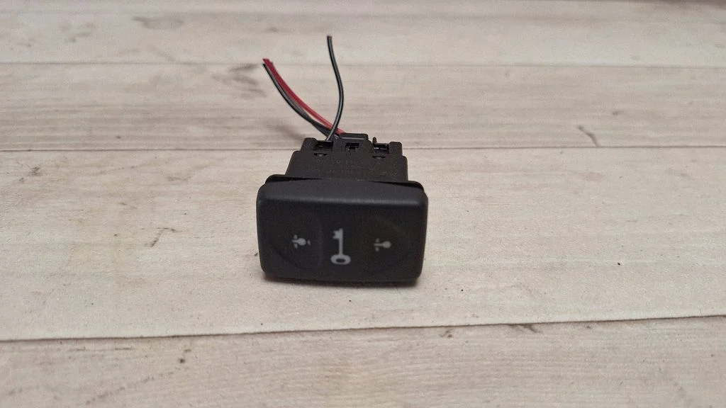 Central locking switch button YUF101530LNF