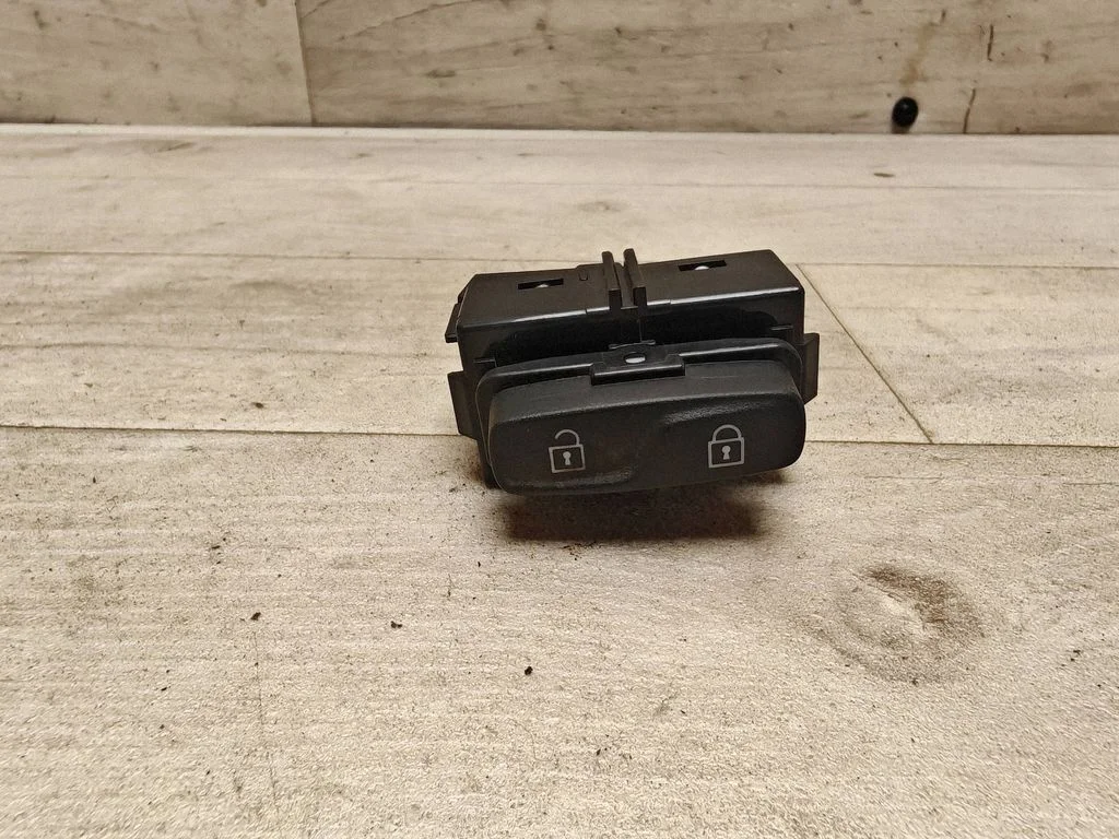 Central locking switch button – Volvo V70 (2008-2013)