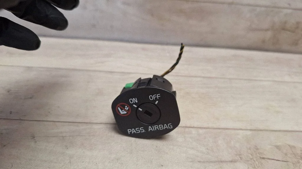 Passenger airbag on/off switch 30795214