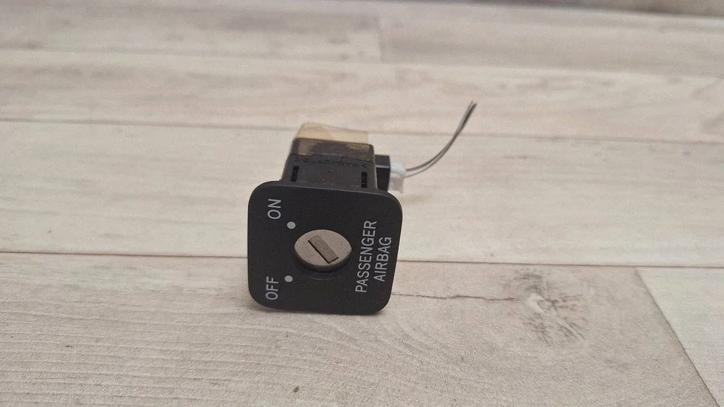Passenger airbag on/off switch 1368N57