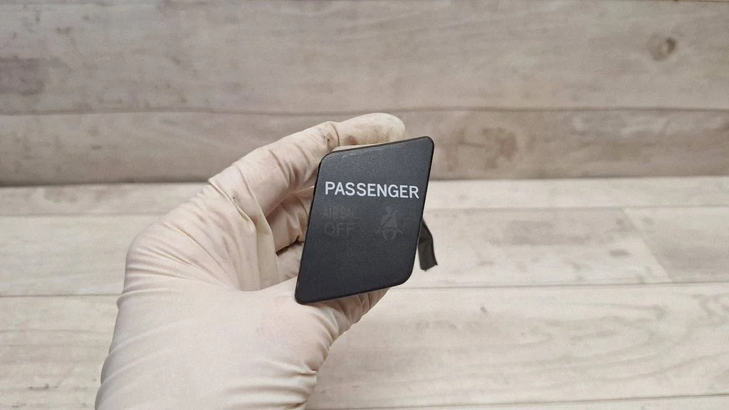 Passenger airbag on/off switch 839500D010