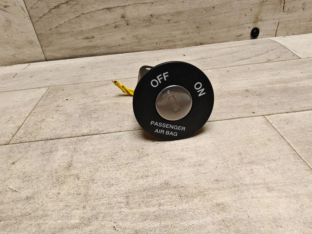 Passenger airbag on/off switch