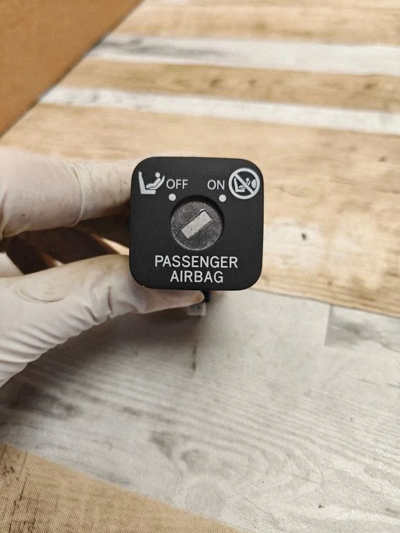 Passenger airbag on/off switch