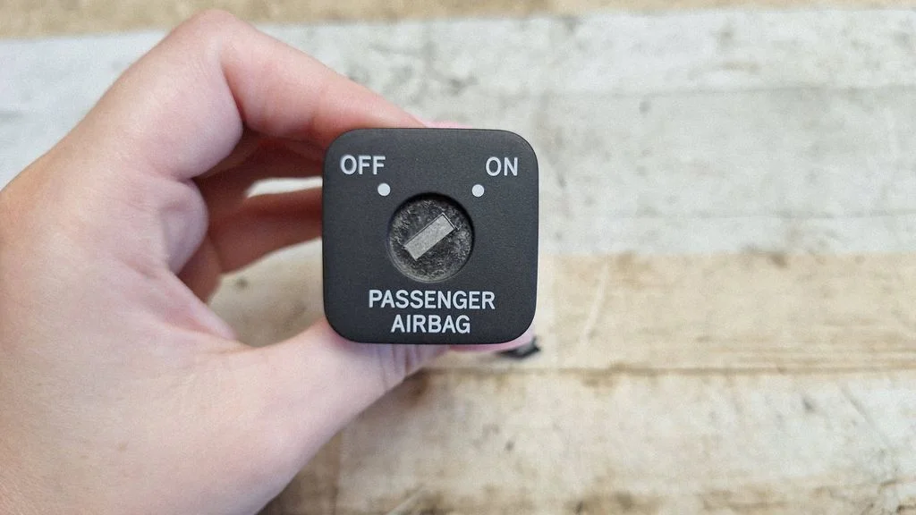 Passenger airbag on/off switch 1368A56
