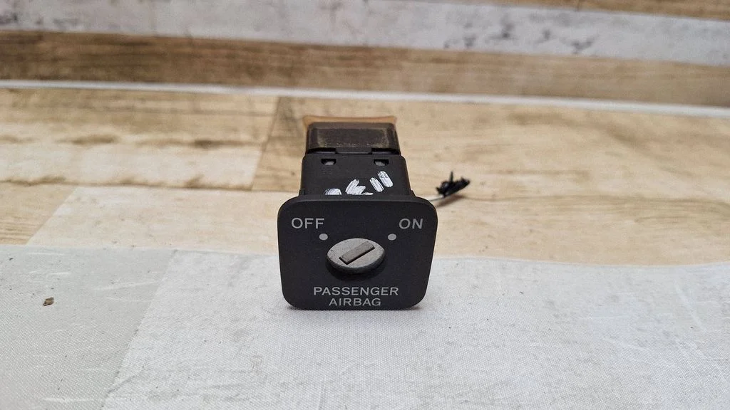 Passenger airbag on/off switch