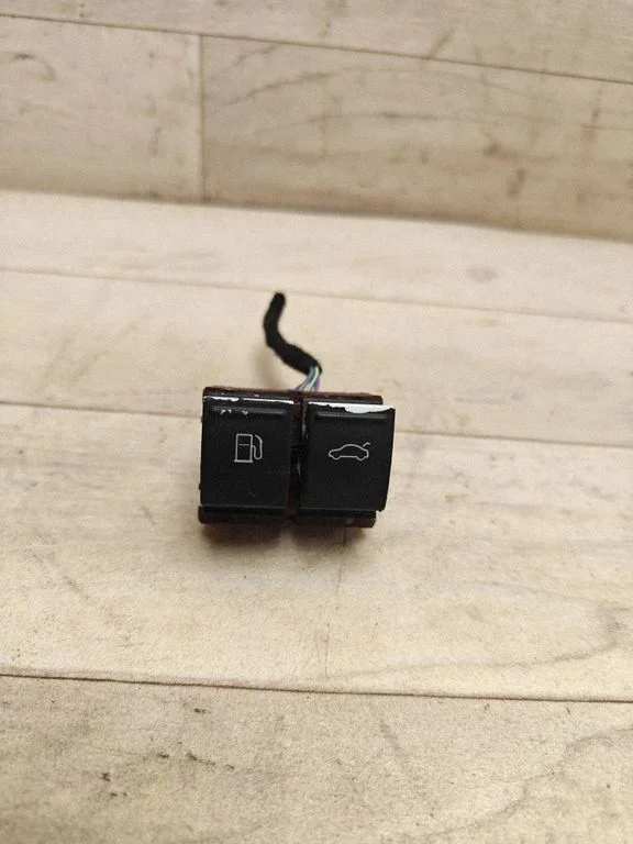 Fuel tank opening switch – Volkswagen Passat B6 (2005-2010)