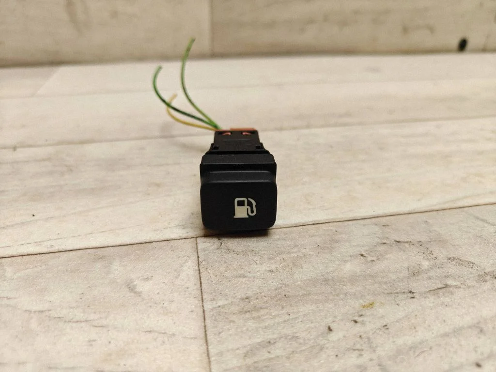 Fuel tank opening switch – Citroen C4 I (2004-2010)