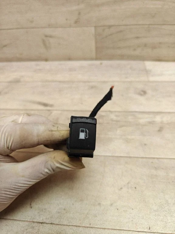 Fuel tank opening switch – Volkswagen Passat B5.5 (2001-2005)