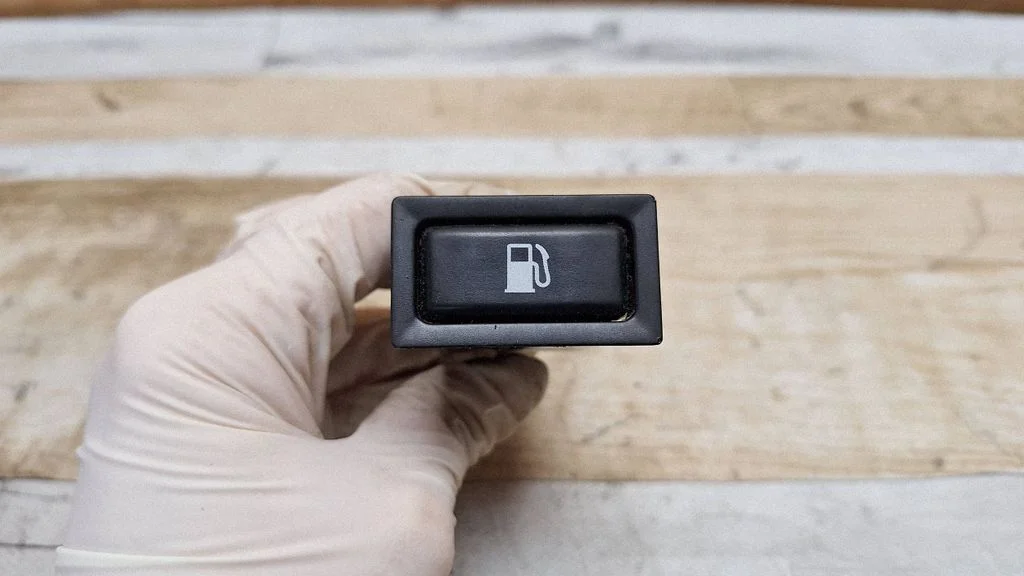 Fuel tank opening switch – Toyota Avensis T250 (2003-2006)
