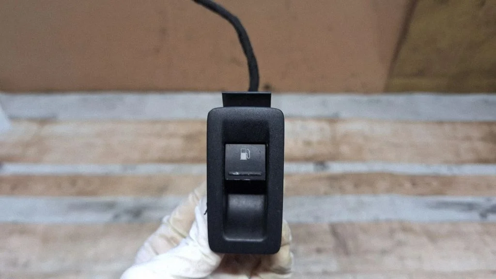 Fuel tank opening switch – Volkswagen Touran I (2003-2010)