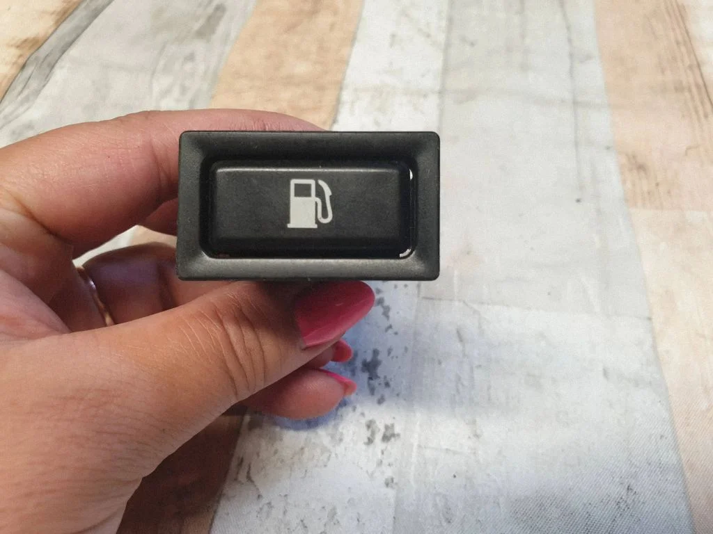 Fuel tank opening switch – Toyota Avensis T250 (2006-2009)