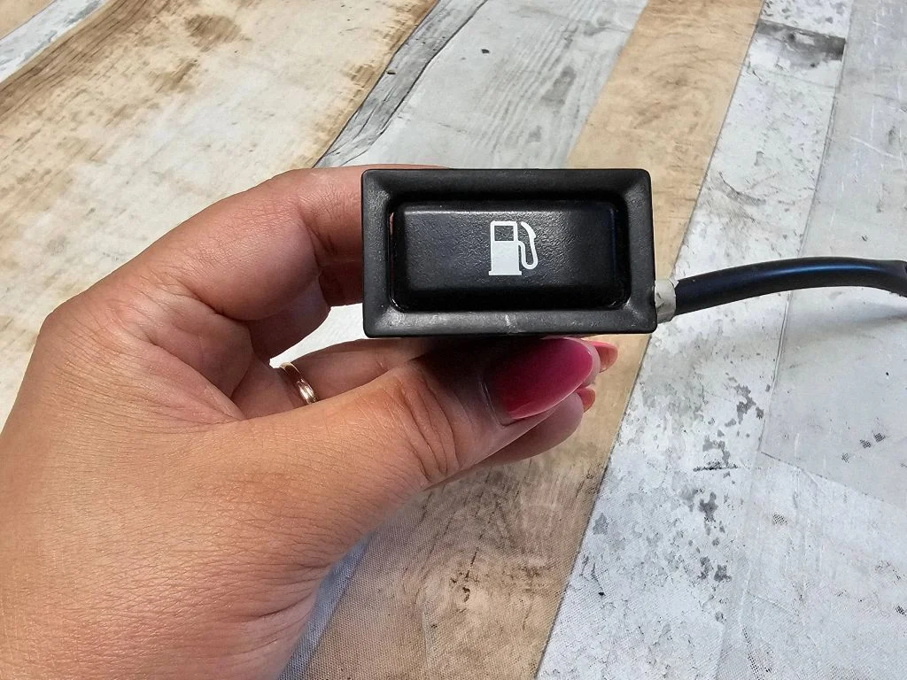 Fuel tank opening switch – Toyota Avensis T250 (2003-2006)