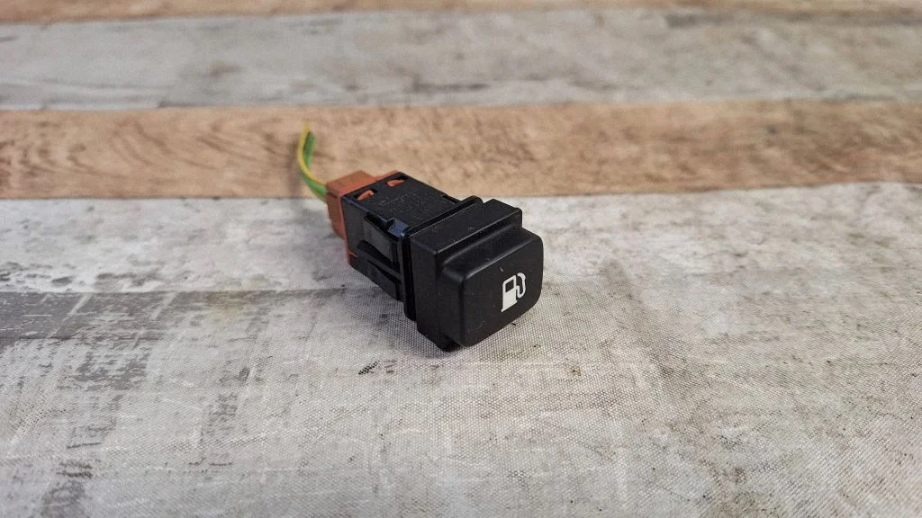 Fuel tank opening switch – Citroen C4 I (2004-2010)