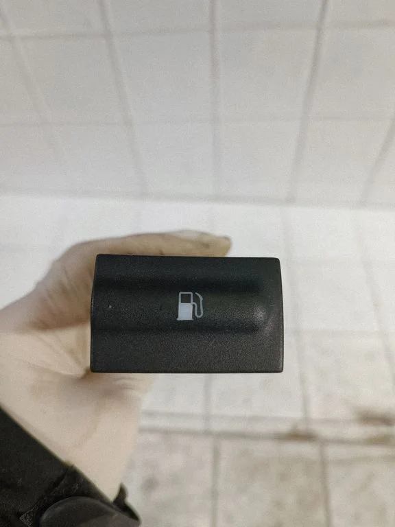 Fuel tank opening switch – Skoda Octavia Mk1 (1U) (1996-2004)