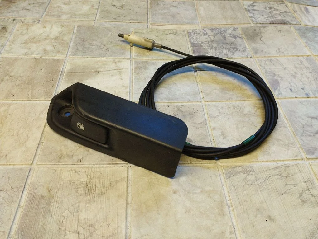 Fuel tank opening switch – Volkswagen Touareg I (2002-2010)