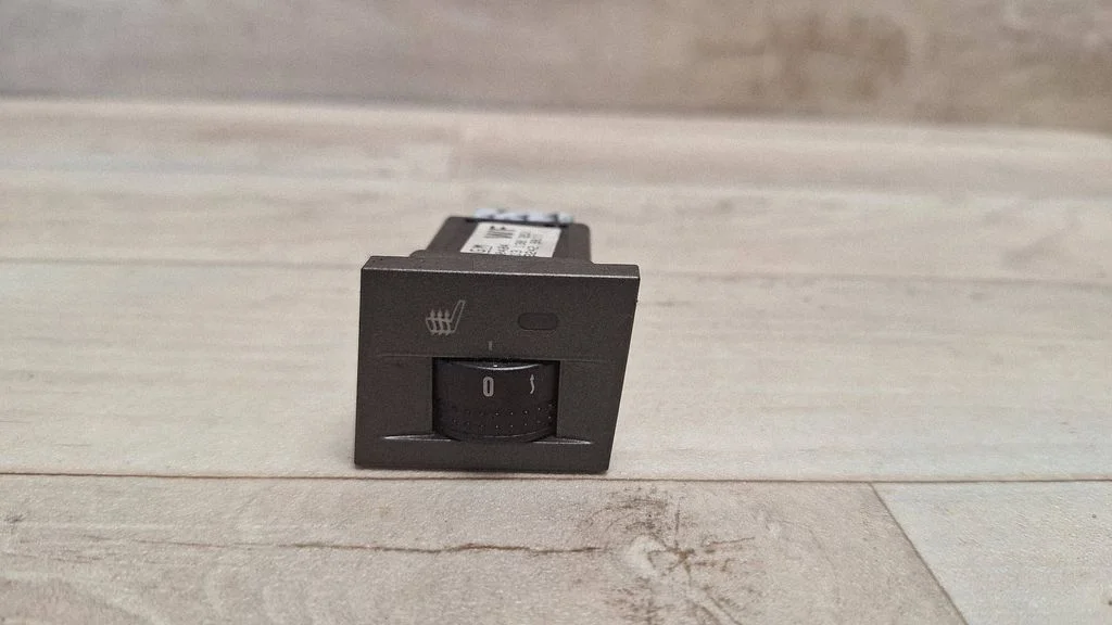 Seat heating switch 13138252