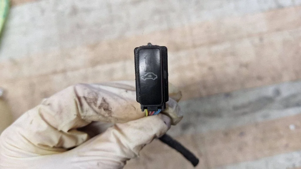 Alarm switch – Skoda Octavia Mk2 (1Z) (2004-2013)