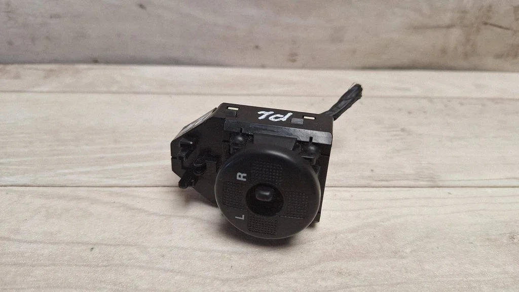 Wing mirror switch – Hyundai Tucson JM (2004-2009)