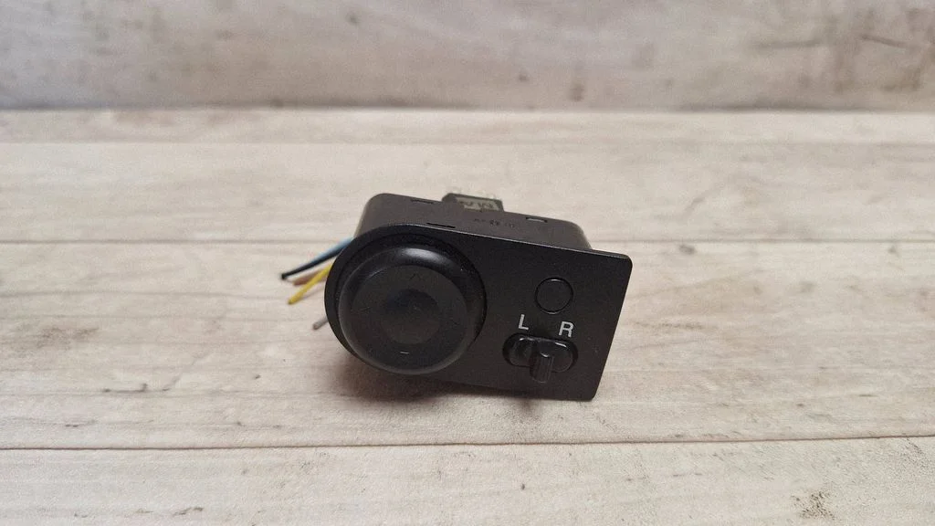 Wing mirror switch