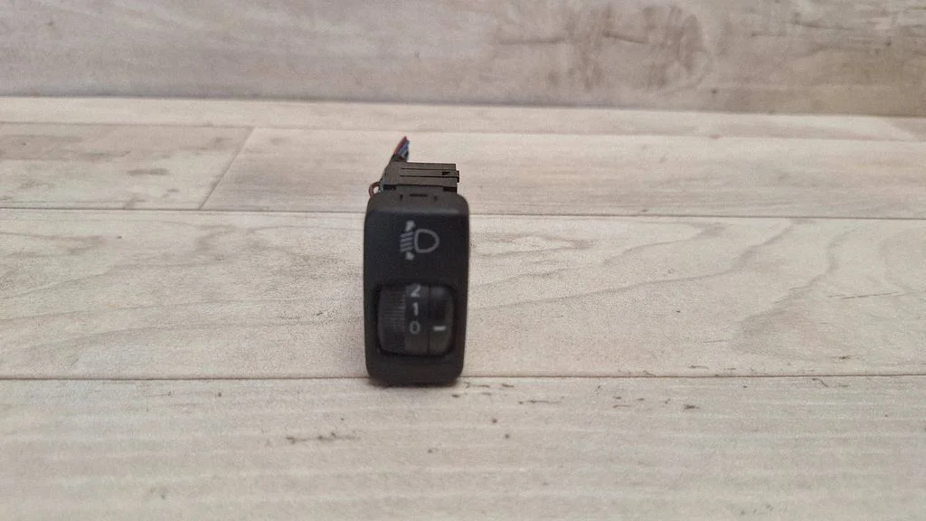 Headlight level height control switch – Toyota Avensis T250 (2003-2006)