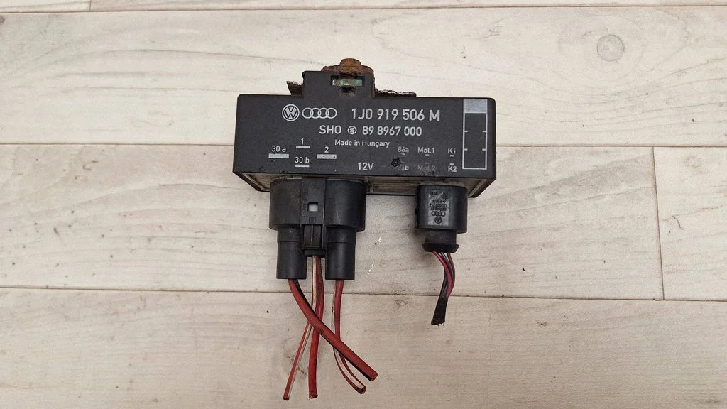 Coolant fan relay 1J0919506M