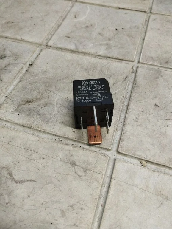 Hazard warning light relay – Volkswagen Touareg I (2002-2010)