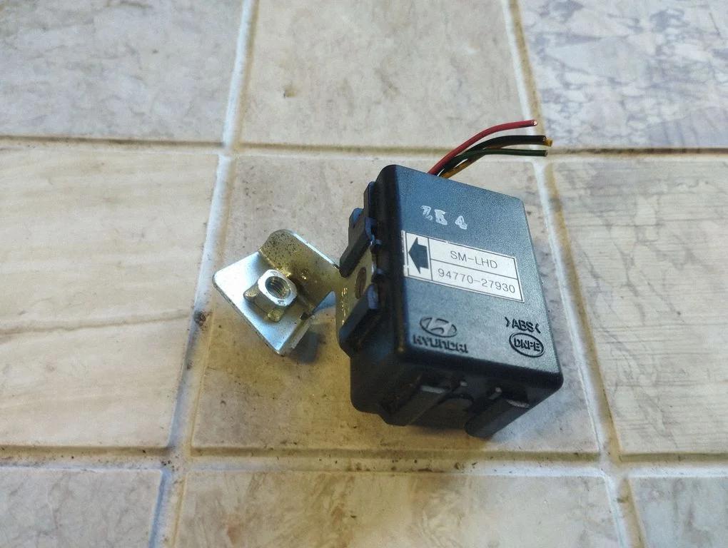 Oil pressure relay – Hyundai Santa Fe (2000-2006)