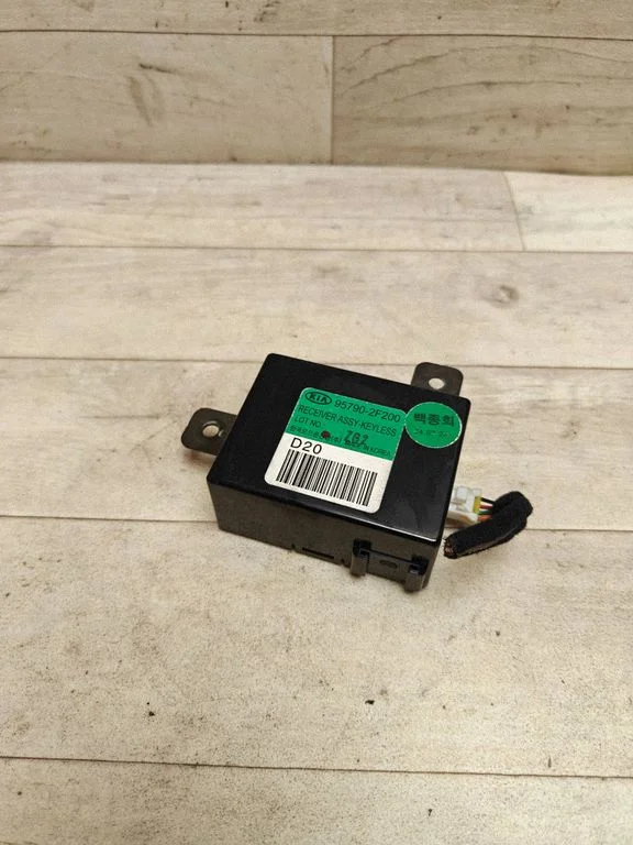 Door central lock control unit/module 957902F200