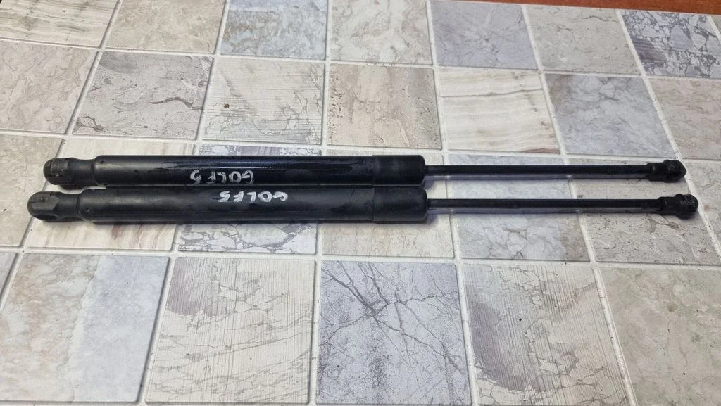 Tagumise kaitseraua löögisummuti – Volkswagen Golf Plus (2005-2013)