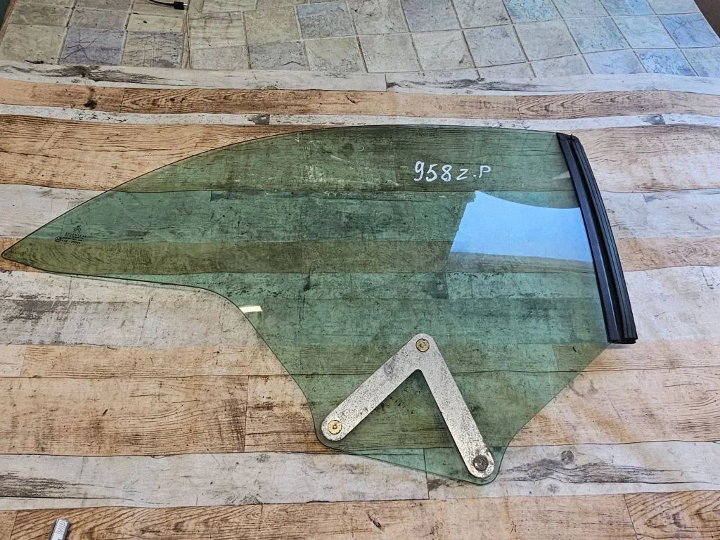 Front door window glass four-door 43R00049