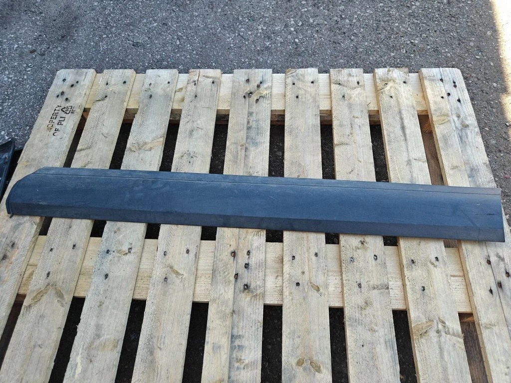 Front door trim (molding) – Volkswagen Touareg I (2002-2010)