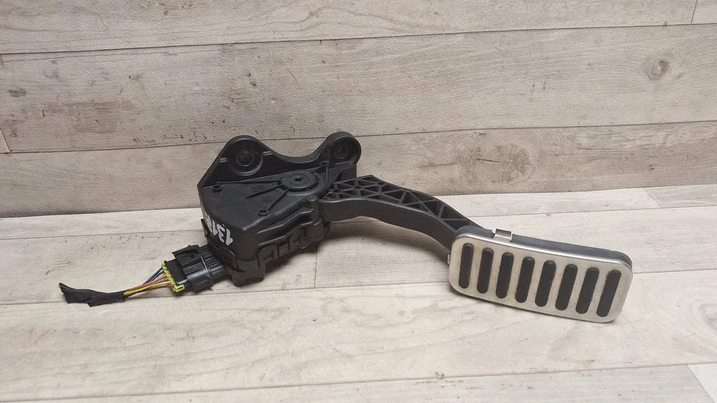 Accelerator throttle pedal 327002H310