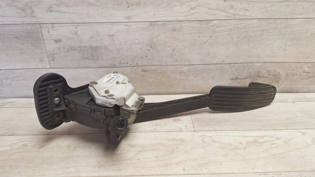 Accelerator throttle pedal 30636003