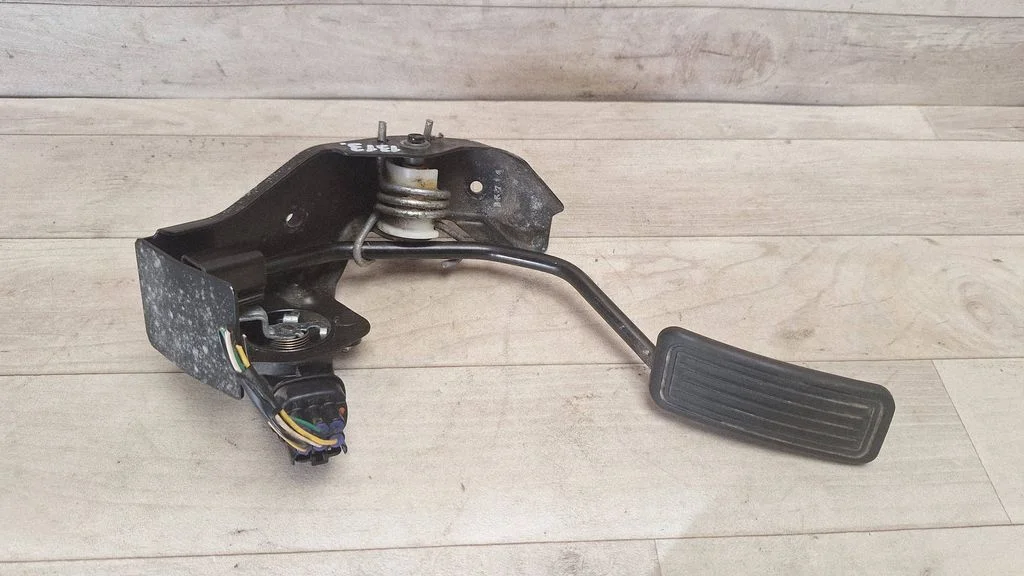 Accelerator throttle pedal