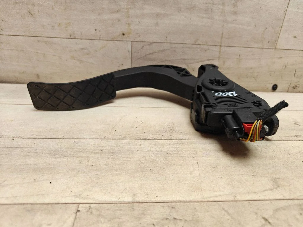 Accelerator throttle pedal 8K1723523