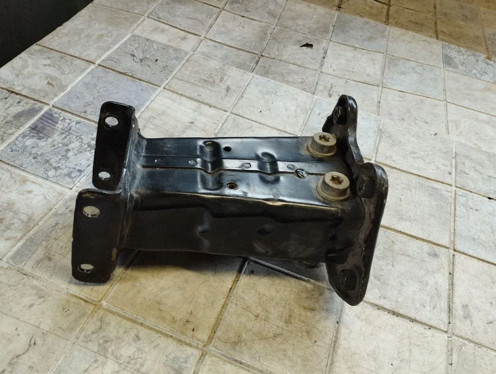 Radiator support slam panel bracket – front left