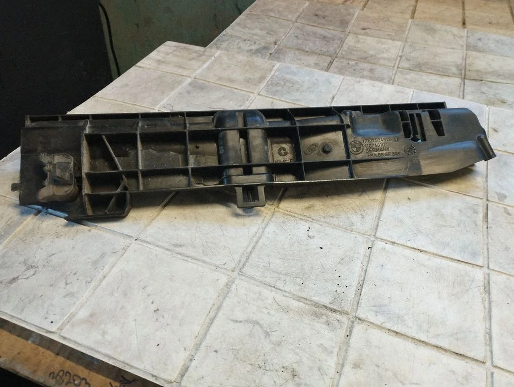 Radiator support slam panel bracket 17107524912