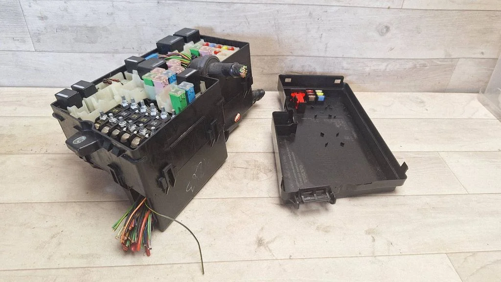 Fuse box set 8688040