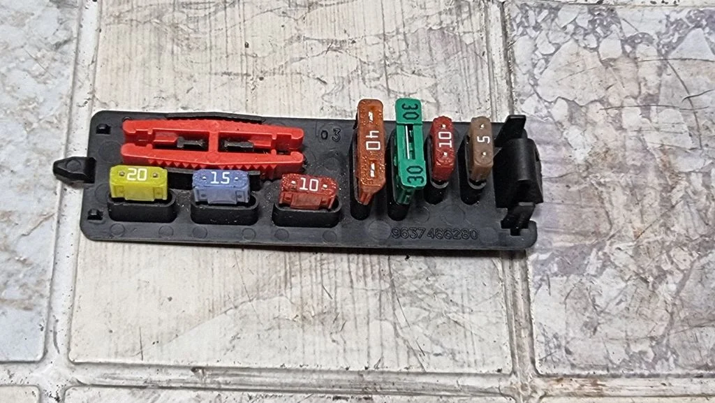 Fuse box cover – Citroen Berlingo (2003-2007)